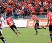 Roberto Luzurraga grita con furia su gol sobre U. Católica, el primero del partido en Cuenca. Foto: API