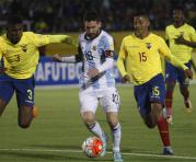 Lionel Messi derriba a la defensa ecuatoriana para marcar el tercer gol
