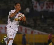 Horacio Salaberry celebra su gol ante la Universidad Católica en el estadio Olímpico Atahualpa