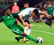 El nigeriano Onyinye Ndidi (izq.) se barre para marcar al argentino Enzo Pérez. Foto: AFP