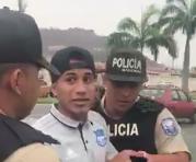 El futbolista Robert Burbano con dos miembros de la Policía Nacional
