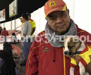 Oswaldo Quinde junto a su perrito 'Manchas' celebraron el ascenso en Ambato. Foto: Daniel Costa