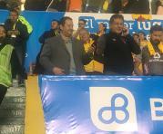 Nicolás Vega (izq.) y Patricio Torres (der.) apoyaron a Sociedad Deportiva Aucas ante el América