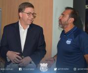 El presidente de Emelec, Nassib Neme (der.), conversa con  un directivo colega en la Copa Libertadores 2017