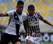 El ecuatoriano Junior Sornoza (der.) disputa el balón con un rival del Vasco Da Gama. Foto: Club Fluminense