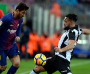 Lionel Messi se lleva la marca del delantero del Levante Iván López