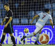 El delantero uruguayo Maxi Gómez anota el empate ante el Real Madrid