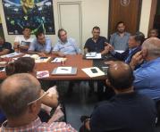 Carlos Villacís (der.) conversa con los técnicos de las selecciones de Ecuador, en Guayaquil. Foto: FEF