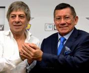 Paco Casal, propietario de GolTV (izq.), y Carlos Villacís, presidente de la FEF, tras la firma del contrato. Foto: FEF