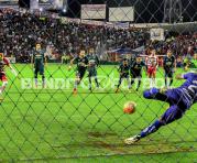 El golero Daniel Viteri, con la camiseta de Liga, no puede contener el penal de Diego Armas, de Técnico U. Foto: API