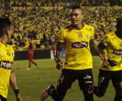 Jonatan Álvez corre para felicitar a Washington Vera tras el gol anotado ante Guayaquil City en el estadio Monumental