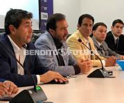 El presidente de Emelec, Nassib Neme, explica ante la prensa la modalidad de la Copa del Pacífico, en Guayaquil