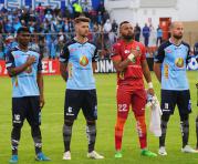 Jugadores de Macará cantando el himno de Ecuador en su debut en la Copa Libertadores