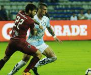 Diego Dorregaray de Guayaquil City disputa el esférico con Gonzalo Soto de Técnico Universitario