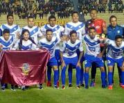 El plantel del San José de Oruro posa para la foto antes de un partido por el torneo local