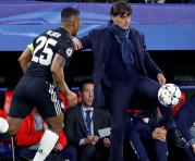 Antonio Valencia va en busca de la pelota, en el fondo el entrenador del Sevilla Vincenzo Montella