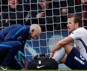 El delantero inglés Harry Kane recibe atención médica durante el partido del Tottenham por la Premier League