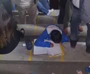 Un aficionado de Macará hace sus tareas en el estadio Atahualpa