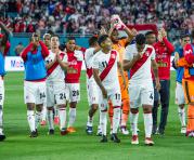 El plantel peruano agradece a sus compatriotas que apoyaron al equipo en Miami. Foto: EFE