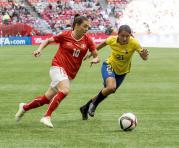 La ecuatoriana Mabel Velarde (der.) jugó para Ecuador en el Mundial Femenino del 2015