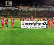 Los jugadores de El Nacional muestran la pancarta con el hashtag #NosFaltan3 en apoyo al equipo de Grupo El Comercio secuestrado. Foto: Club El Nacional