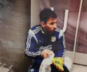 La foto de Lionel Messi que aparece pegada en el vestuario del centro de entrenamiento del Manchester United