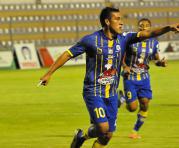 Luis Andrés Chicaiza celebra el gol ante el Técnico Universitario en el estadio Bellavista de Ambato