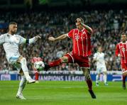 El defensa del Real Madrid Sergio Ramos (i) lucha el balón con el polaco Robert Lewandowski, del Bayern, durante el partido de vuelta de semifinales de la Liga de Campeones