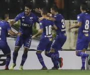 Léo (2-i) de Cruzeiro celebra con sus compañeros de equipo tras marcar un gol ante Vasco da Gama durante un partido del grupo E en la fase de grupos de la Copa Libertadores