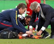 El jugador del Paris Saint Germain Dani Alves (c) recibe asistencia médica en el campo al lesionarse durante la final de la Copa de Francia contra Les Herbiers