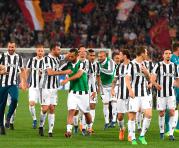 El plantel de la Juventus celebra el título que logró tras el empate con la Roma. Foto: EFE