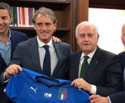 Roberto Mancini (segundo izq.) fue presentado como nuevo entrenador de la selección de Italia