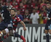 Osvaldo Lastra (izq.), de Emelec, cubre el esférico ante la marca de Diego del Flamengo