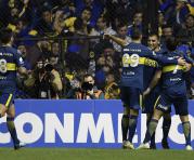 Jugadores de Boca Juniors celebran uno de los goles ante Alianza Lima