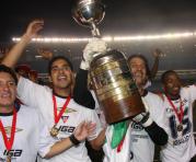 José Francisco Cevallos sostiene el trofeo de la Copa Libertadores, tras la final ante Fluminense