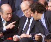 Joseph Blatter, expresidente de la FIFA, Joao Havelange, expresidente de la FIFA y Michel Platini, expresidente director financiero, en 1998