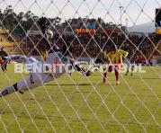 El ariete oriental Edson Montaño puso el segundo gol de penal, ante el golero Johan Padilla. Foto: GP/BF