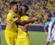 Xavier Arreaga (izq.) y Gabriel Marques celebran un gol sobre la U. Católica, en Guayaquil. Foto: API