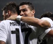 Cristiano Ronaldo y Mario Mandzukic celebran el triunfo sobre Milan en la Liga italiana. Foto: AFP