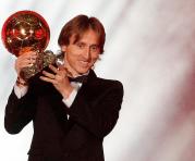 El croata Luka Modric levanta el Balón de Oro tras la elección que se hizo en Francia. Foto: EFE