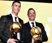 El delantero portugués de la Juventus, Cristiano Ronaldo (L), con su "Premio al Mejor Jugador del Año 2018" y el agente de fútbol portugués Jorge Mendes, con su "Premio al Mejor Agente del Año 2018" posa en la décima edición de los Premios de Fútbol del G