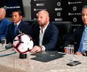 Luis Muentes (2° desde la izq.), presidente de los árbitros, junto con Miguel Ángel Loor (centro), de la LigaPro, dan el anuncio del acuerdo con los árbitros para el nuevo torneo 2019.