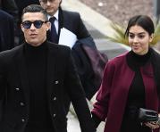 El delantero y ex jugador del Real Madrid de la Juventus, Cristiano Ronaldo, llega con su novia Georgina Rodríguez para asistir a una audiencia judicial por evasión fiscal en Madrid el 22 de enero de 2019.