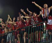 Los simpatizantes de la Unión chilena La Calera aplauden durante el partido de fútbol de la Copa Sudamericana contra la Chapecoense de Brasil, en el estadio Arena Conda en Chapeco, Brasil