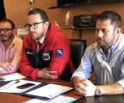 Juan Manuel Aguirre (centro) e Iván Mancheno (der.) encabezaron la conferencia de prensa de los azulgranas. Foto: D. Quito