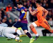 El argentino Lionel Messi elude la marca del golero portugués del Olympique de Lyon, Anthony Lopes. Foto: EFE