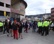 La Policía estuvo pendiente de los hinchas que llegaron al estadio Bellavista, en Ambato. Foto: Glenda Giacometti / BF