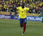 Felipe Caicedo celebra un gol con la selección ecuatoriana frente a Chile