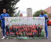 Leonardo Campana (izq.) y Jackson Porozo sostienen un cartel con los deseos de la Sub 20. Foto: FEF