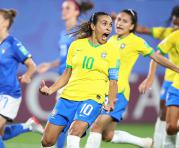 Marta (c) de Brasil celebra un gol este martes, durante el partido de fútbol del Grupo C de la Copa Mundial Femenina de la FIFA 2019, entre Italia y Brasil, en Valenciennes (Francia).